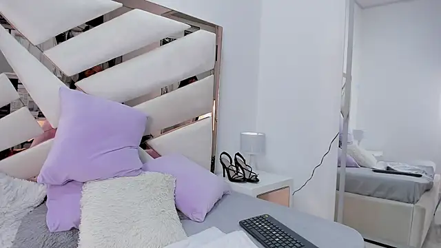 Snapshot of Naughty__Mom chatting on 02/08/25, 10:19 Naughty Mom online show from 02/08/25, 10:19