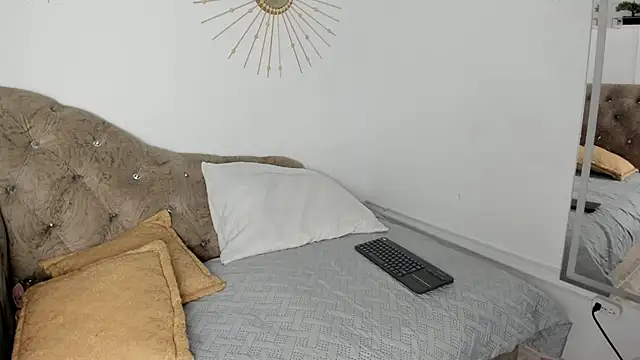 Snapshot of Naughty__Mom chatting on 02/26/25, 09:33 Naughty Mom online show from 02/26/25, 09:33