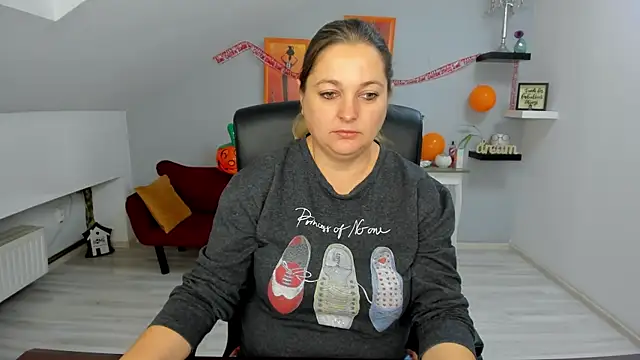 LollaGirl online show from 10/31/25, 04:20