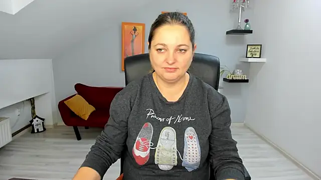 LollaGirl online show from 11/25/25, 04:13