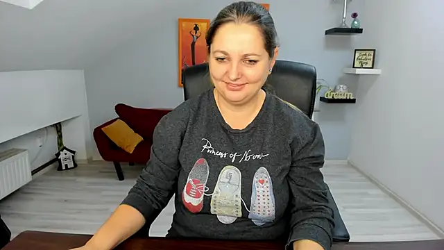 LollaGirl online show from 11/27/25, 04:24