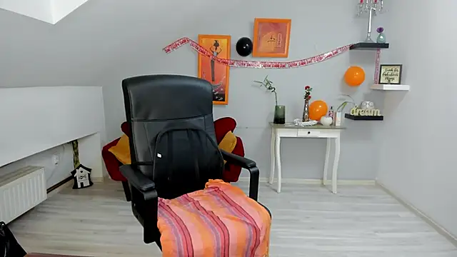 LollaGirl online show from 10/29/25, 04:22