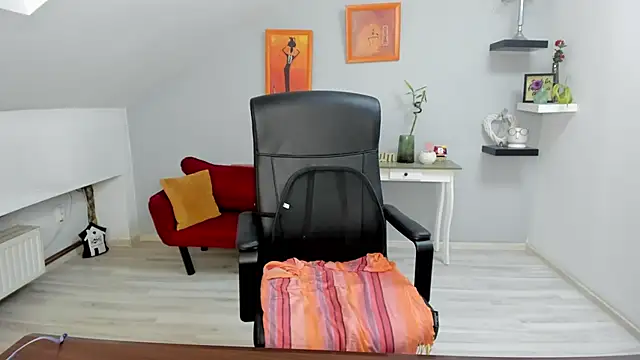 LollaGirl online show from 10/08/25, 03:19