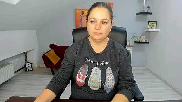 LollaGirl online show from 11/14/25, 04:16