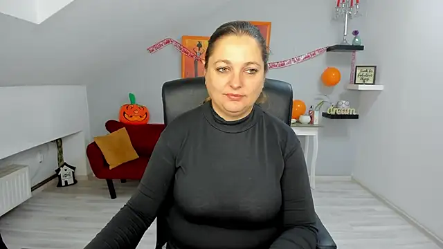 LollaGirl online show from 10/30/25, 04:22