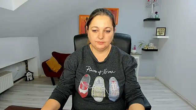 LollaGirl online show from 11/20/25, 04:13