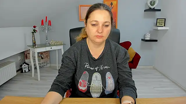 LollaGirl online show from 03/17/25, 04:19