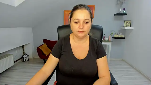 LollaGirl online show from 11/11/25, 04:18