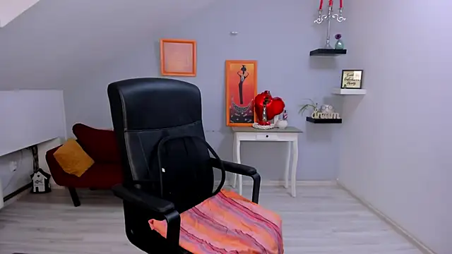 LollaGirl online show from 02/19/26, 04:20