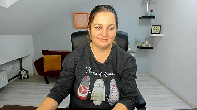 LollaGirl online show from 11/30/25, 03:51