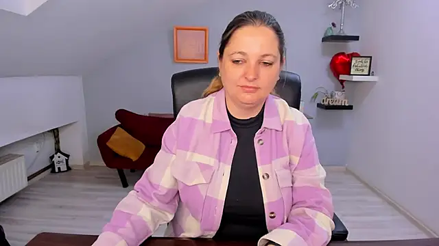 LollaGirl online show from 03/26/26, 04:22