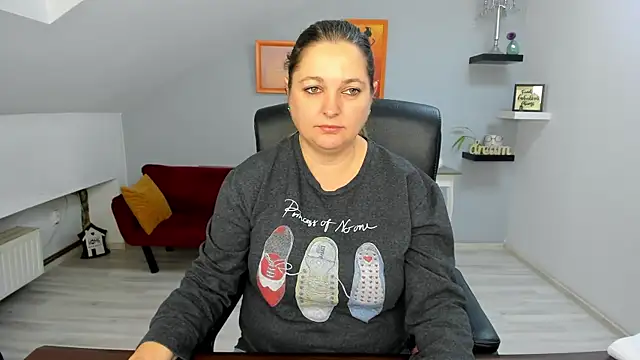 LollaGirl online show from 12/17/25, 04:17