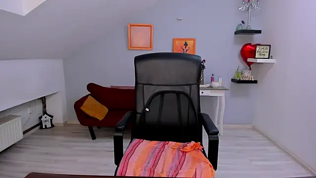 LollaGirl online show from 03/25/26, 04:23