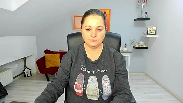 LollaGirl online show from 12/23/25, 04:34