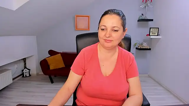 LollaGirl online show from 04/17/26, 03:20