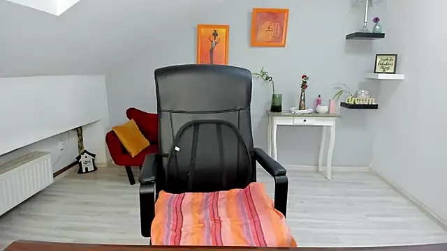 LollaGirl online show from 11/06/25, 04:27