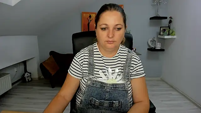 LollaGirl online show from 09/12/25, 03:17