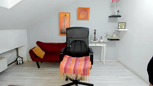 LollaGirl online show from 11/29/25, 04:23