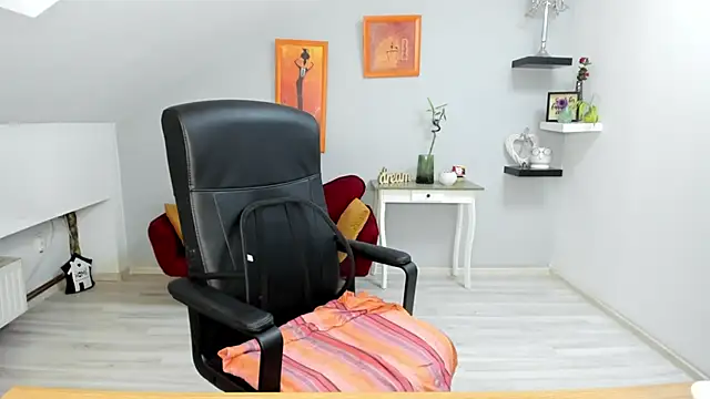 LollaGirl online show from 09/19/25, 03:21