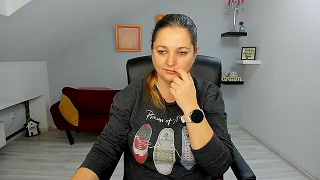 LollaGirl online show from 12/03/25, 04:13