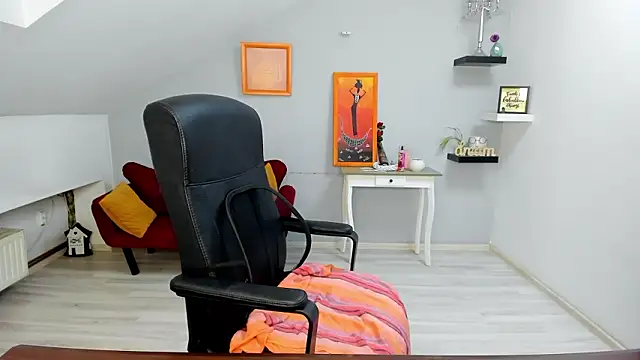 LollaGirl online show from 02/09/26, 04:10