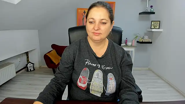 LollaGirl online show from 11/13/25, 04:27