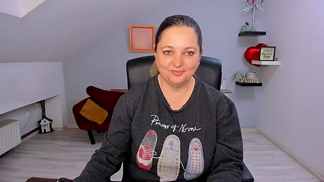 LollaGirl online show from 03/27/26, 04:21