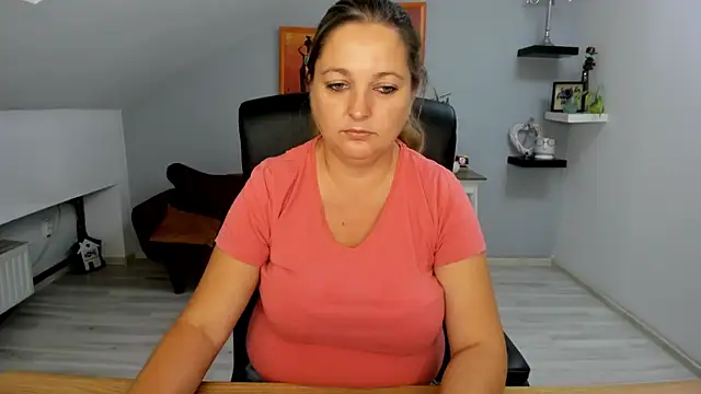 LollaGirl online show from 09/10/25, 03:38