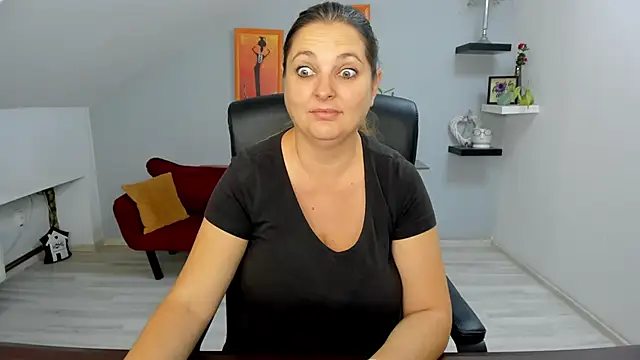 LollaGirl online show from 10/10/25, 03:18