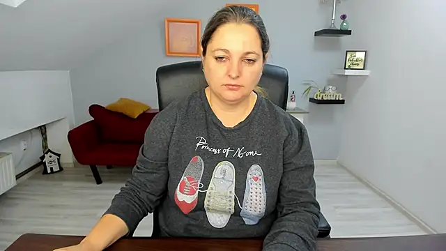 LollaGirl online show from 12/19/25, 04:27