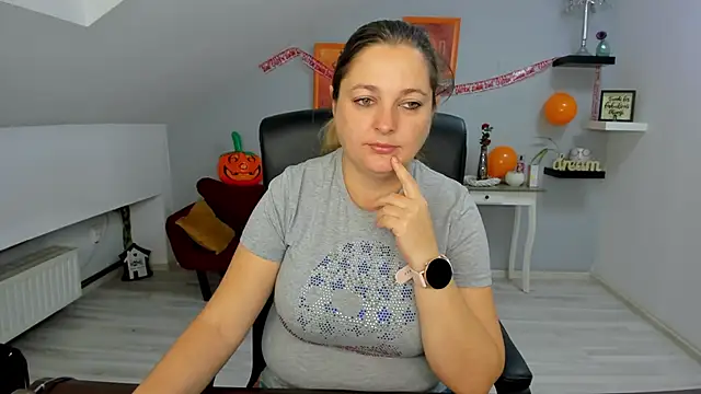 LollaGirl online show from 10/28/25, 04:24