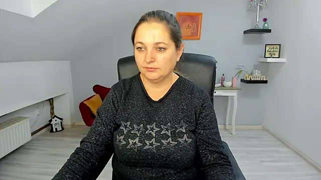 LollaGirl online show from 11/10/25, 04:17