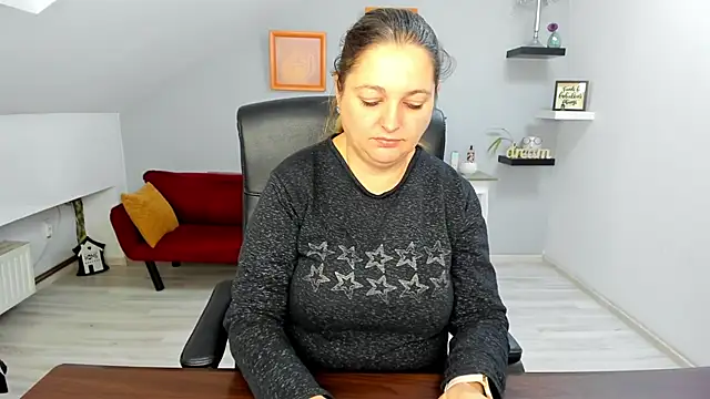 LollaGirl online show from 12/16/25, 04:28