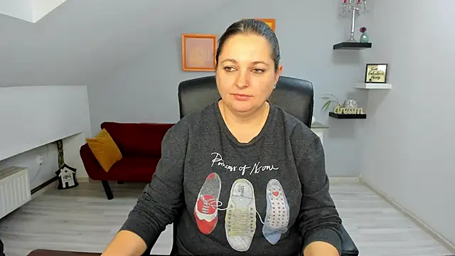 LollaGirl online show from 12/18/25, 04:28