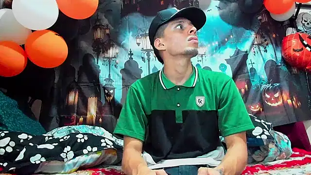 Snapshot of davidlatin66 chatting on 10/17/25, 01:20 davidlatin66 online show from 10/17/25, 01:20