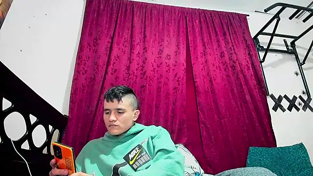 Snapshot of davidlatin66 chatting on 10/06/25, 04:24 davidlatin66 online show from 10/06/25, 04:24