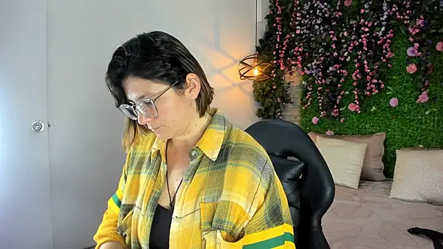 SarahDeyvis online show from 12/16/25, 02:32