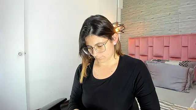 SarahDeyvis online show from 10/23/25, 05:22