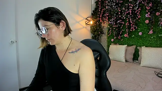 SarahDeyvis online show from 12/14/25, 01:28