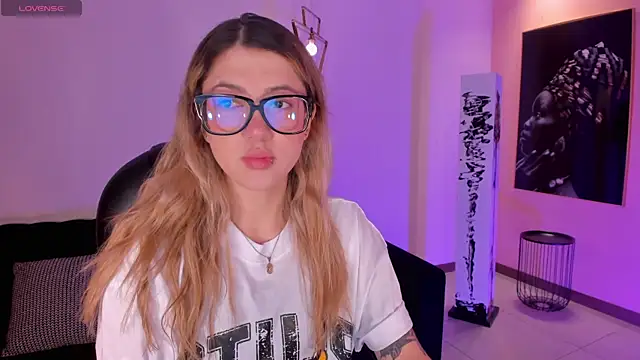 Snapshot of EveBensonX chatting on 02/25/26, 01:00 EveBensonX online show from 02/25/26, 01:00