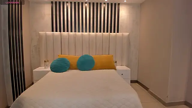 EveBensonX online show from 04/10/26, 06:48