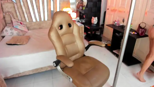 cute sassy online show from 04/17/26, 07:06