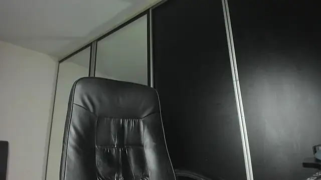 Snapshot of MichaelMasterss chatting on 10/20/25, 07:47 MichaelMasterss online show from 10/20/25, 07:47