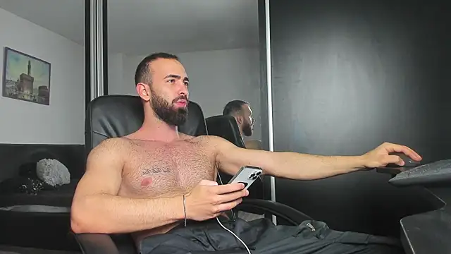 Snapshot of MichaelMasterss chatting on 02/11/25, 02:02 MichaelMasterss online show from 02/11/25, 02:02