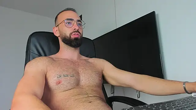 Snapshot of MichaelMasterss chatting on 09/17/25, 03:03 MichaelMasterss online show from 09/17/25, 03:03