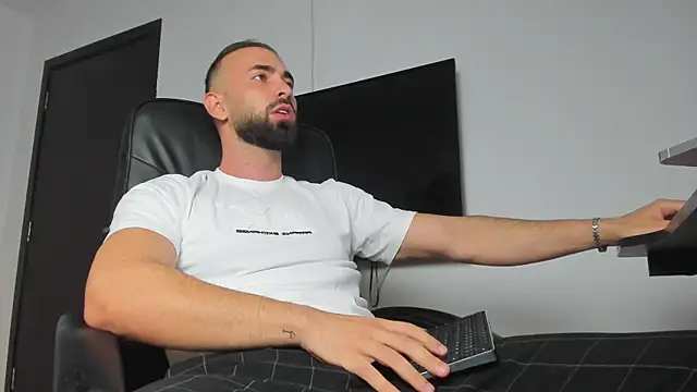 Snapshot of MichaelMasterss chatting on 09/30/25, 08:15 MichaelMasterss online show from 09/30/25, 08:15