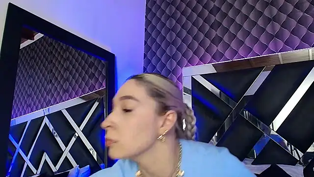 victoriaa lee  online show from 11/21/25, 07:24