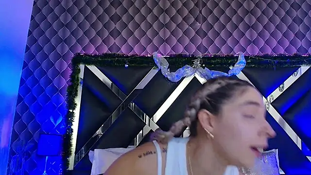 victoriaa lee  online show from 12/18/25, 07:07