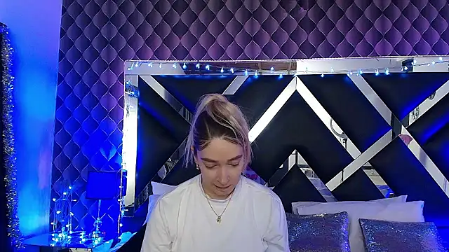 victoriaa lee  online show from 01/08/26, 06:58