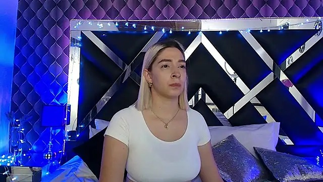 victoriaa lee  online show from 04/28/26, 07:07